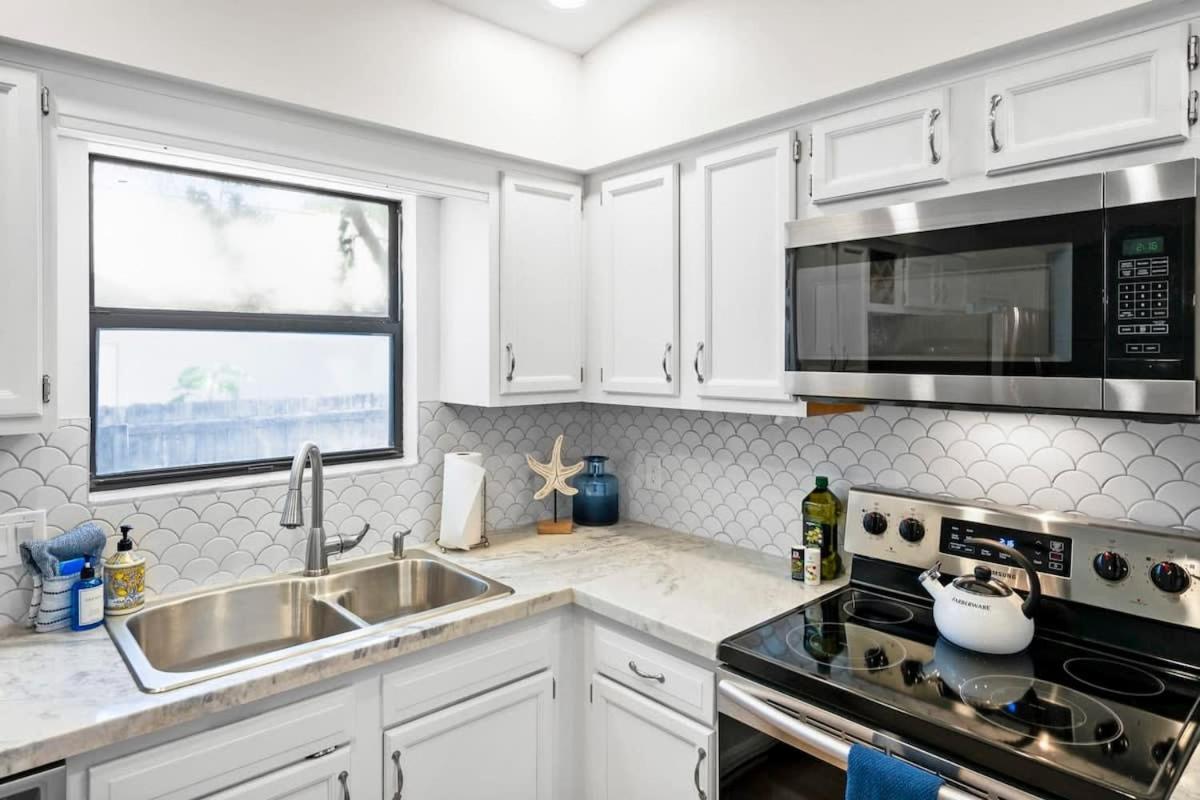 The St Augusdream Renovated Beach House Sleeps 8 Walk To Beach Сент-Огастин Экстерьер фото