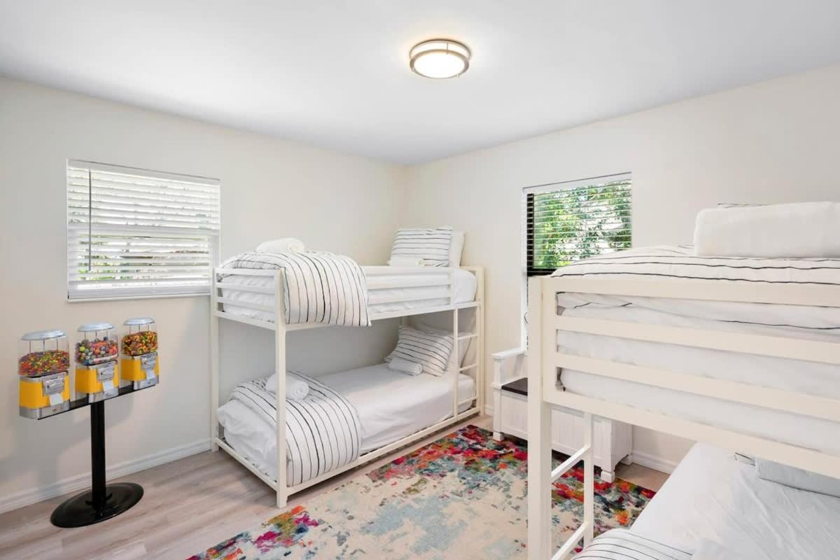 The St Augusdream Renovated Beach House Sleeps 8 Walk To Beach Сент-Огастин Экстерьер фото