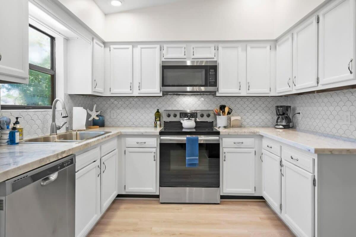 The St Augusdream Renovated Beach House Sleeps 8 Walk To Beach Сент-Огастин Экстерьер фото